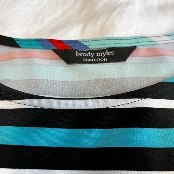 Stripped sleeveless form fitting top size medium - Picture 4 of 5